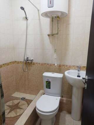 Фермерские дома В гостях у Адо Сухум Трехместный номер с балконом-3