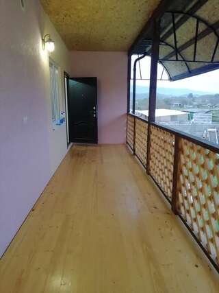 Фермерские дома В гостях у Адо Сухум Трехместный номер с балконом-4